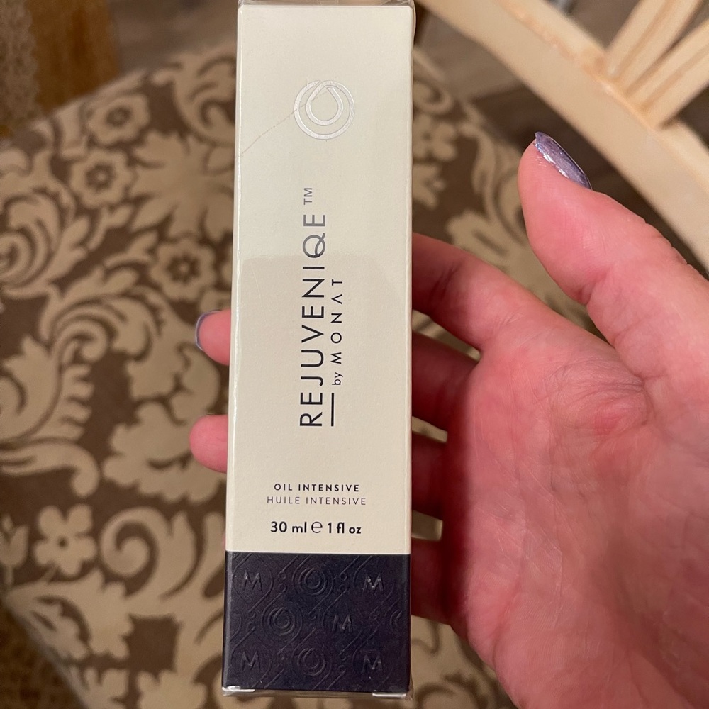 Monat Rejuveniqe Oil New in box